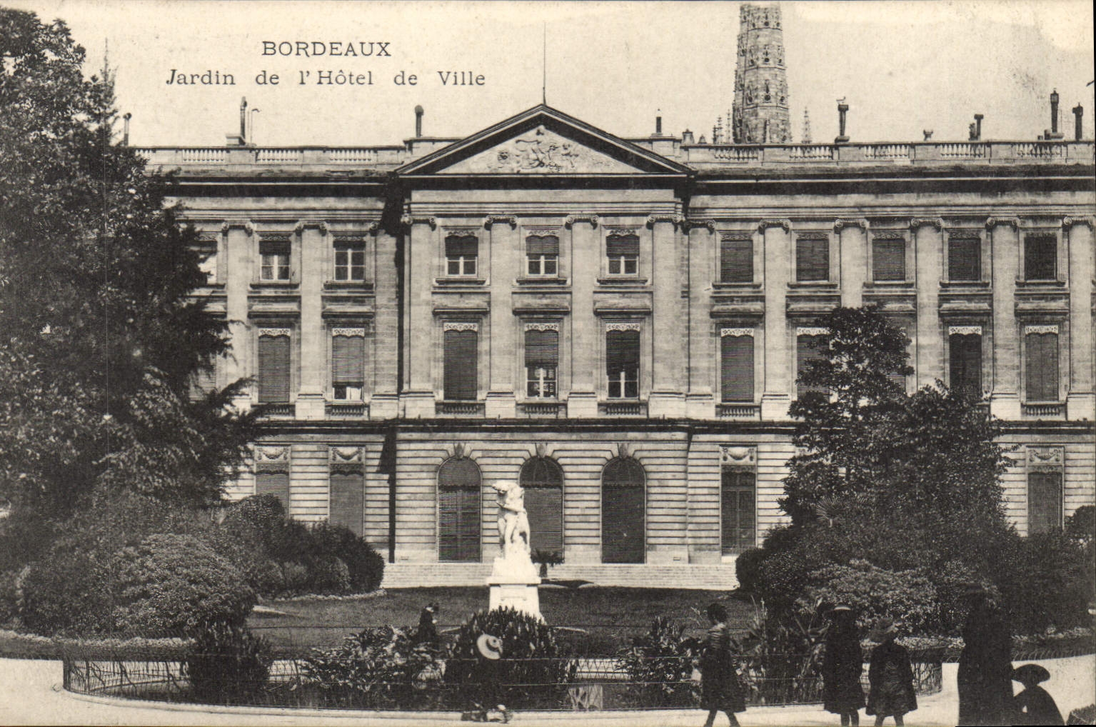 CPA Bordeaux Jardin de l'Hotel de Ville