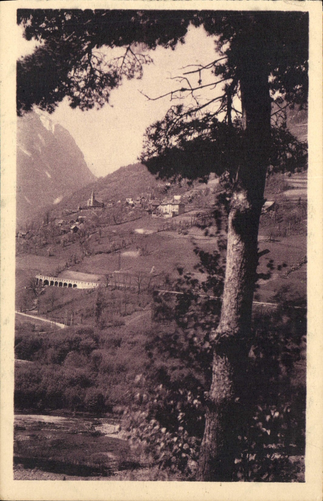 CPA Dauphine dans l'Oisans Vallee de l'Eau d'Oile Allemont et le viaduc de l'Eau d'Oile