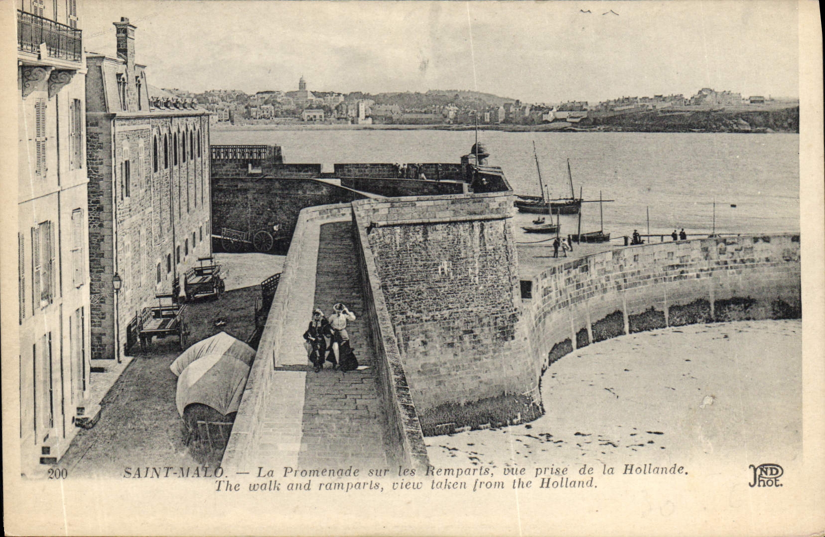 CPA Saint Malo La Promenade sur les Remparts vue prise de la Hollande