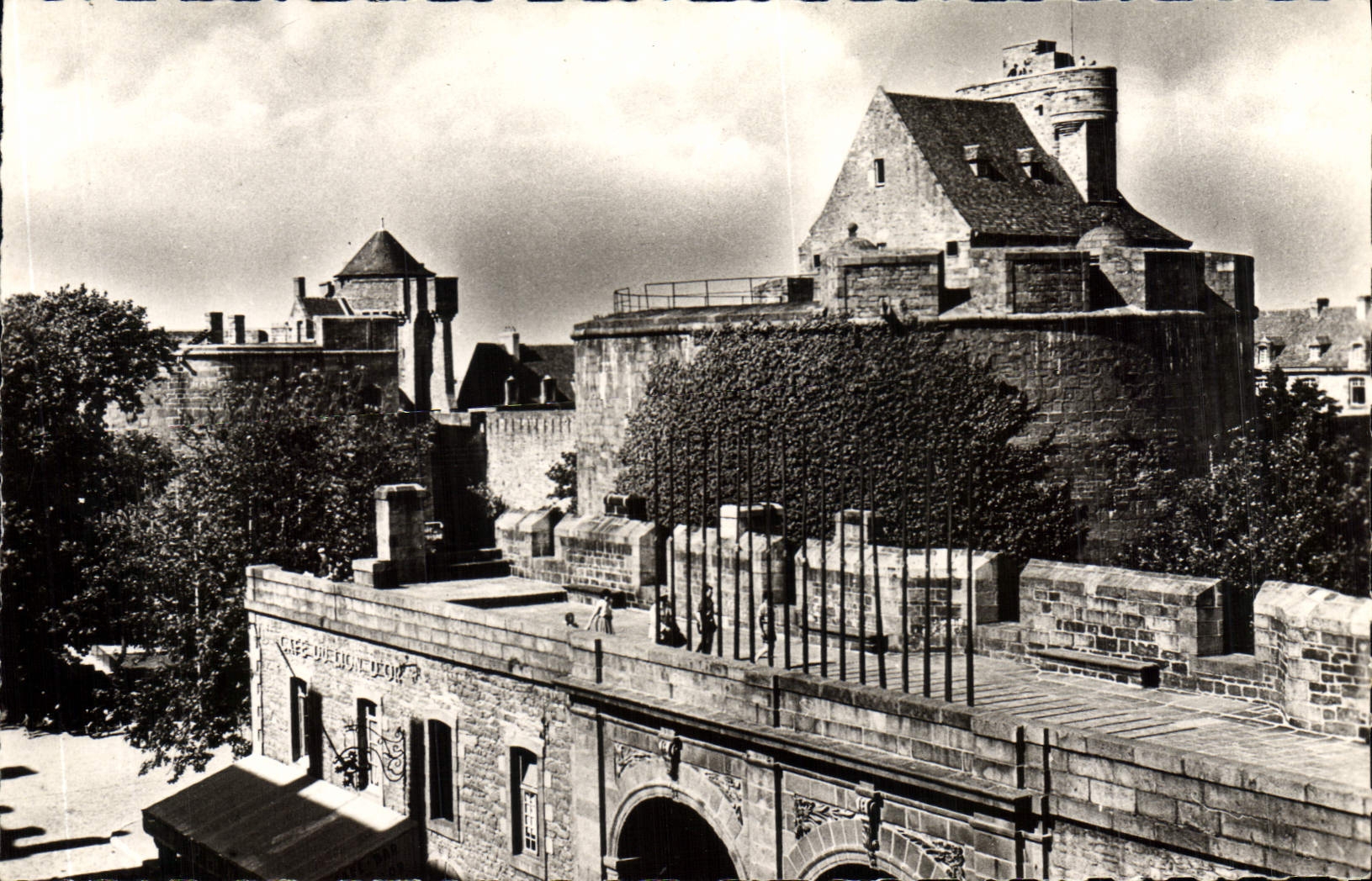 CPA Saint Malo En Bretagne Vue sur les Remparts et la Tour du Chateau