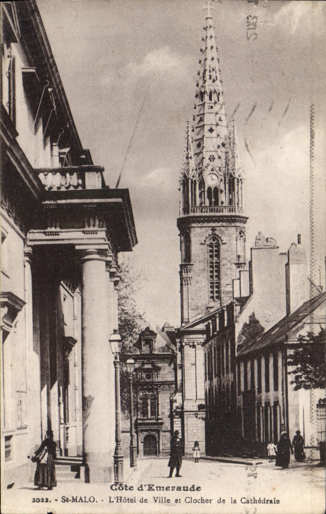 CPA Saint Malo L'Hotel de Ville et Clocher de la Cathedrale Cote d'Emeraude