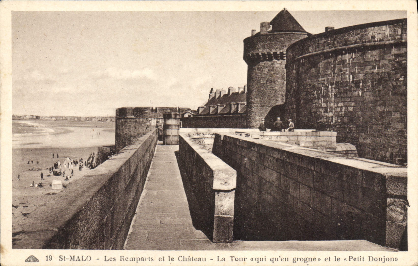 CPA Saint Malo Les Remparts et le Chateau La Tour qui qu'en grogne et le Petit Donjon