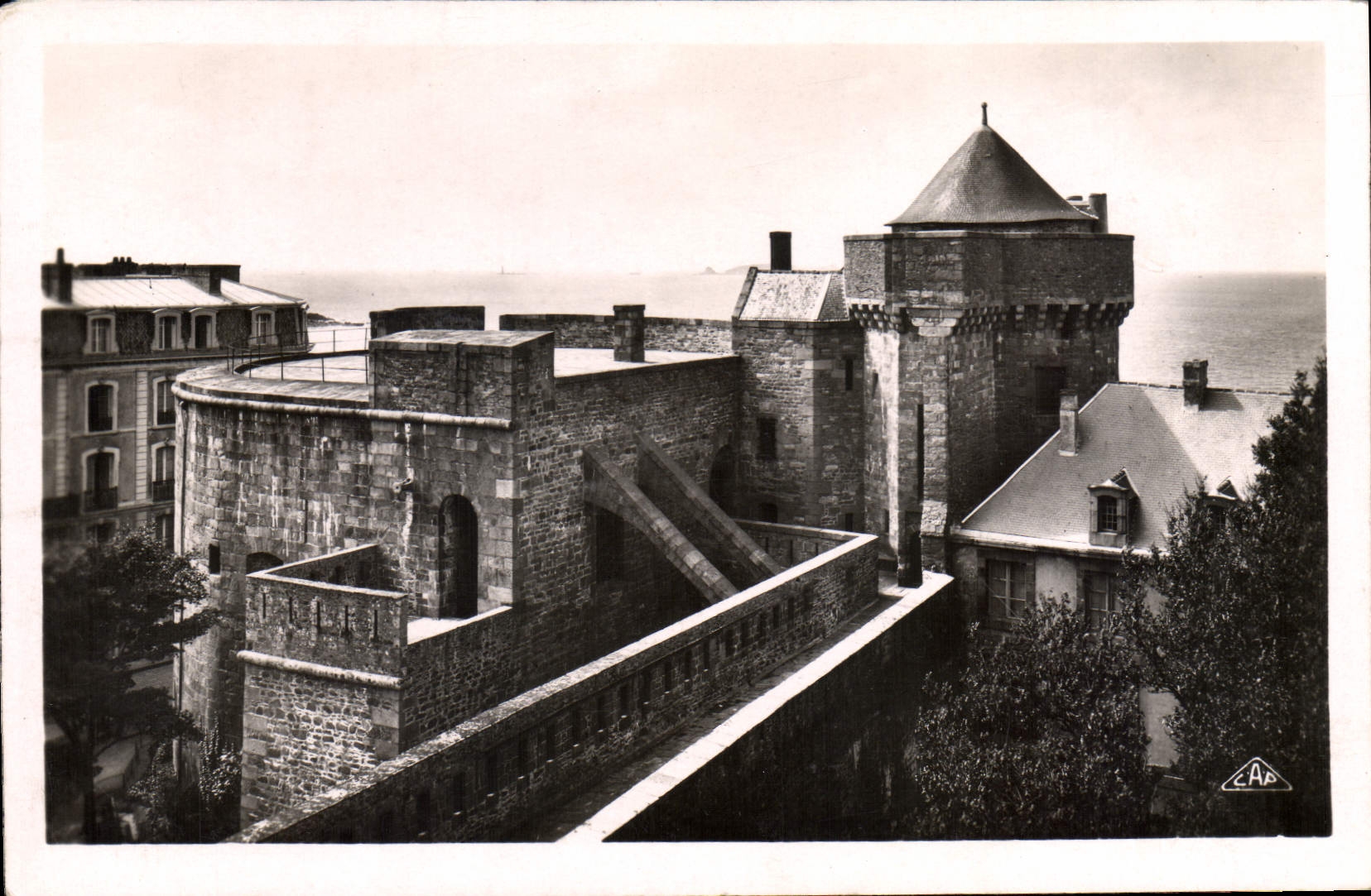CPA Saint Malo Le Chateau et la porte qui qu'en grogne