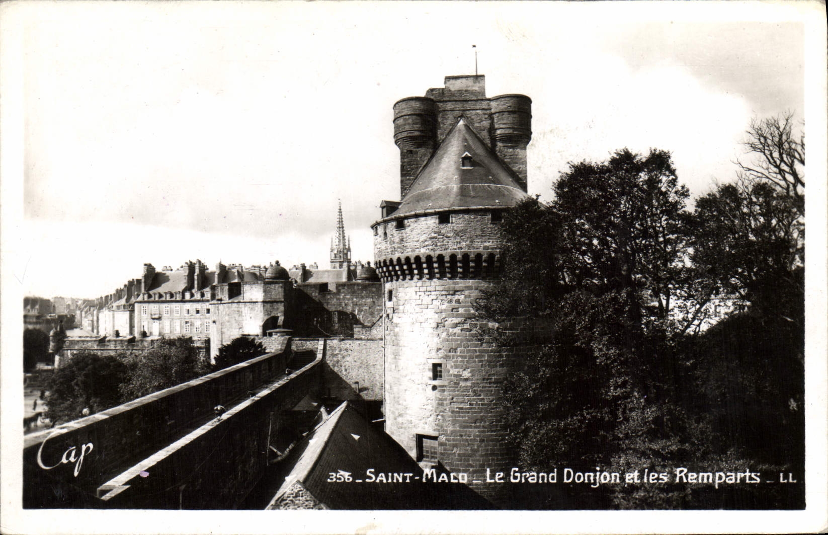 CPA Saint Malo Le Grand Donjon et les Remparts