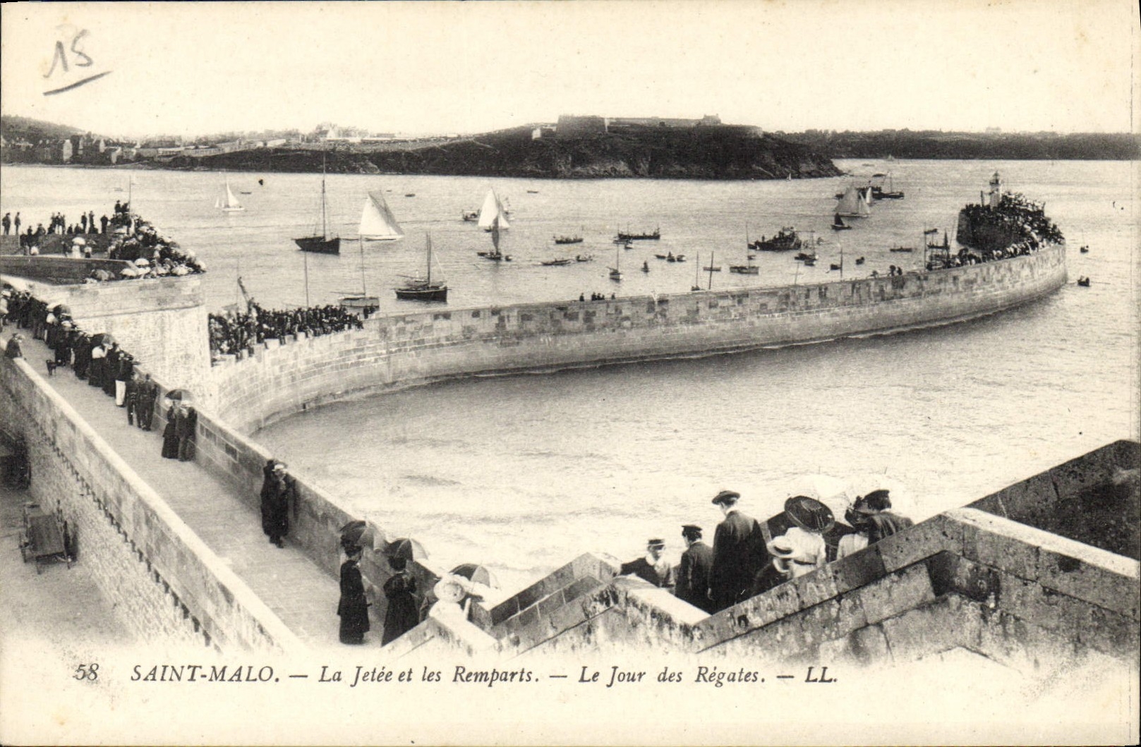 CPA Saint Malo La Jetee et les Remparts Le Jour des Regates