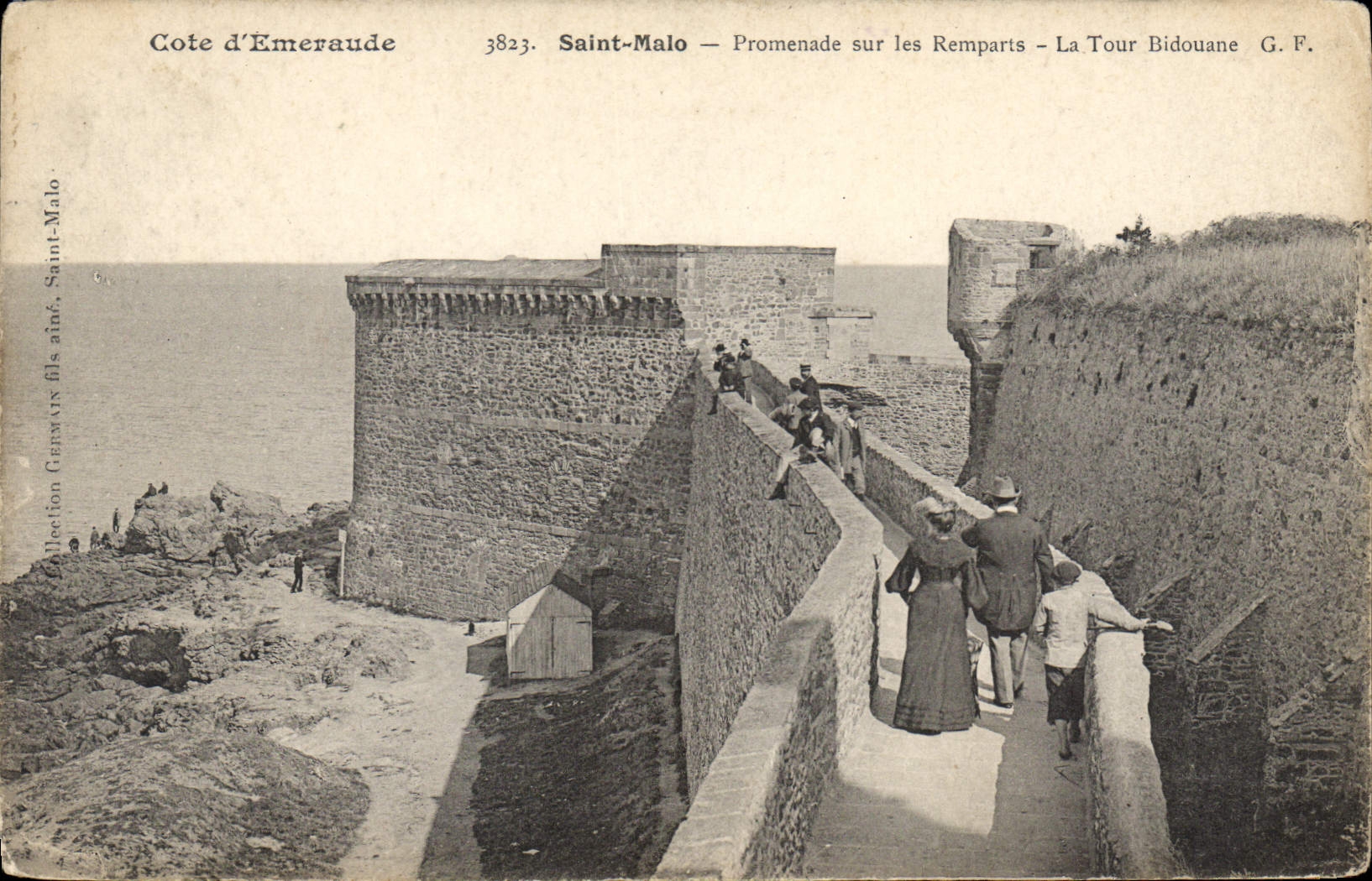 CPA Saint Malo Cote d'Emeraude Promenade sur les Remparts La Tour Bidouane