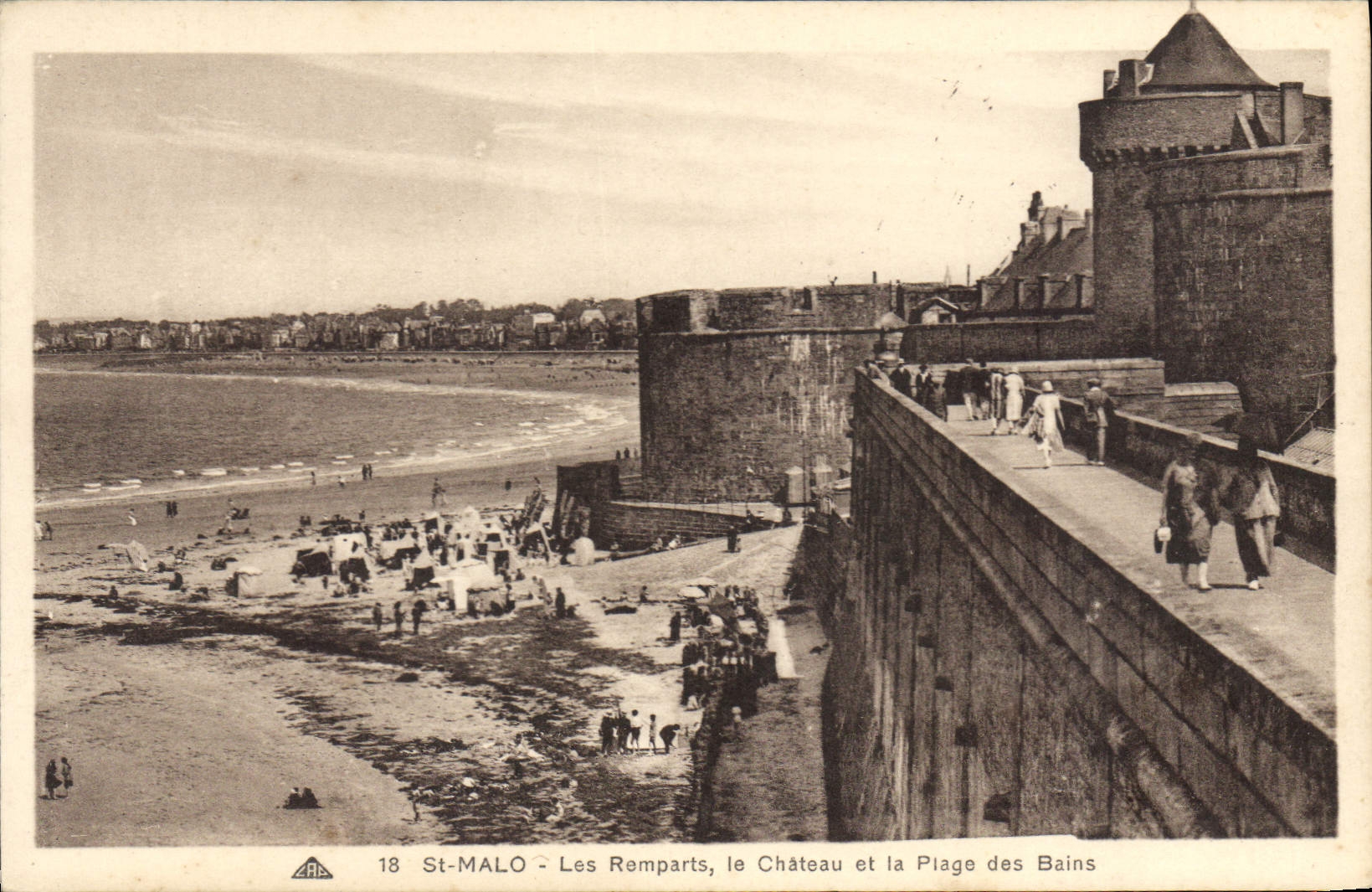 CPA Saint Malo Les Remparts le Chateau et la Plage des Bains