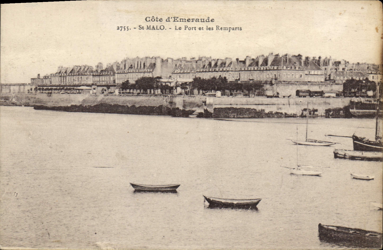 CPA Saint Malo Le Port et les Remparts Cote d'Emeraude