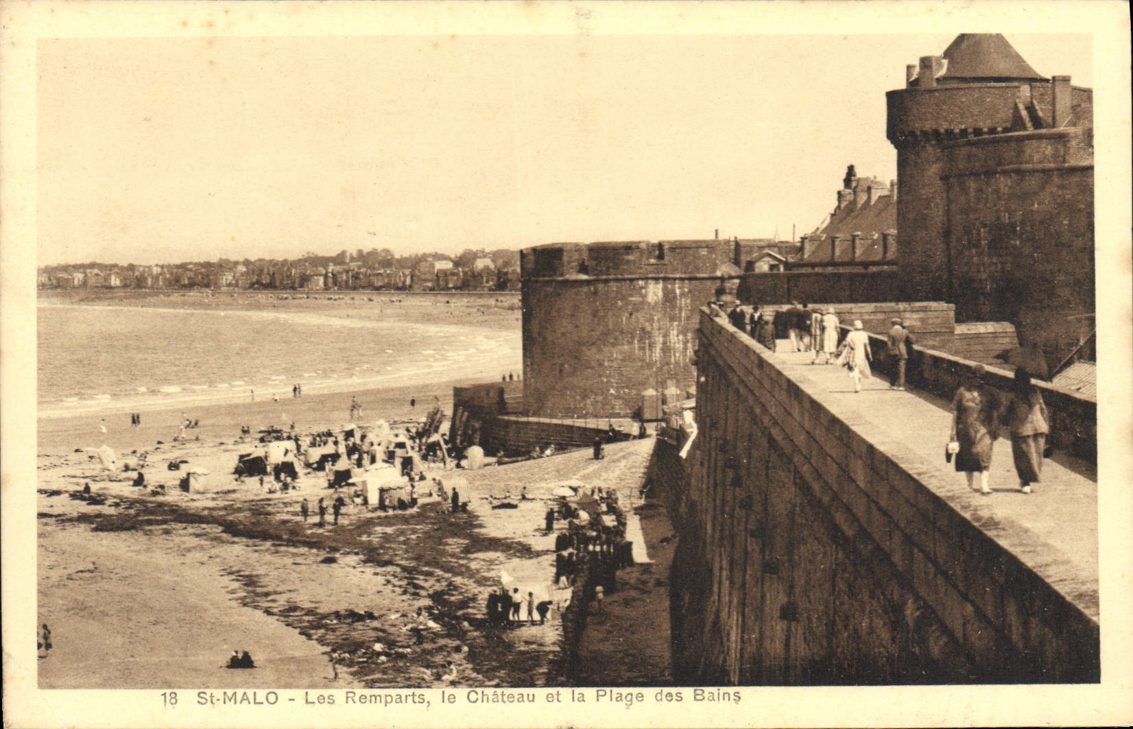 CPA Saint Malo Les Remparts le Chateau et la Plage des Bains