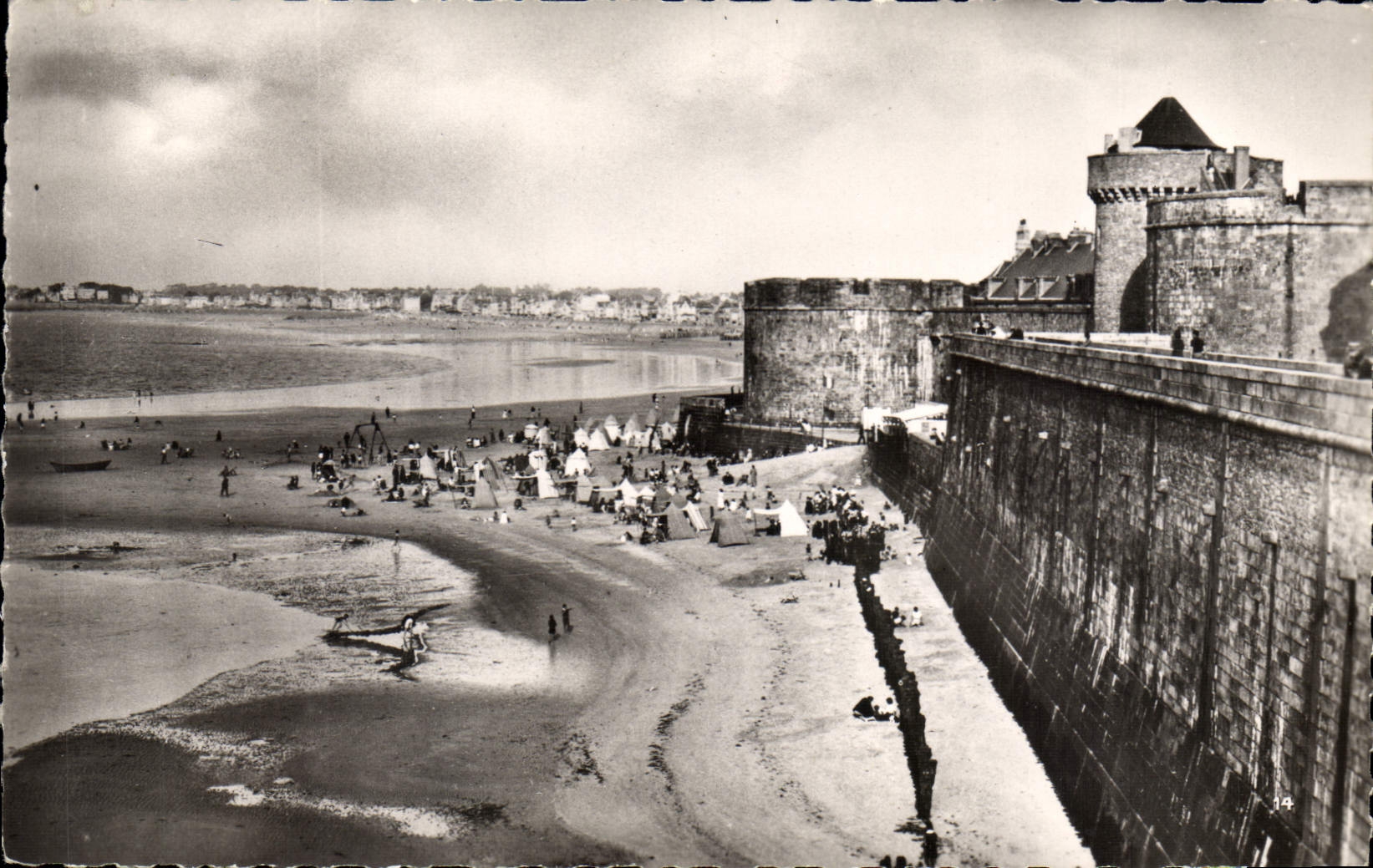 CPA Saint Malo En Bretagne La Grande Plage et la Tour Qu'en Grogne