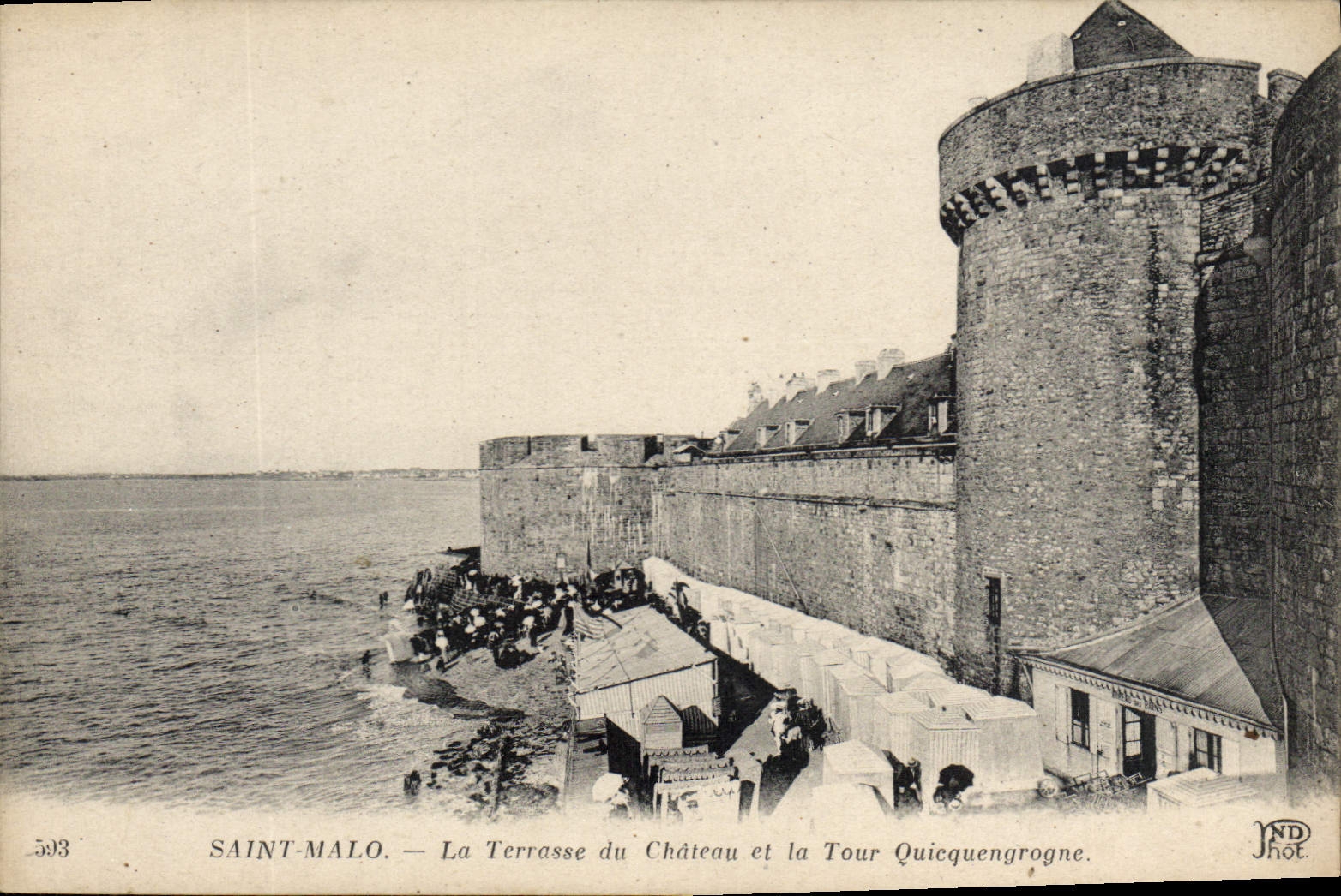 CPA Saint Malo La Terrasse du Chateau et la Tour Quicquengrogne