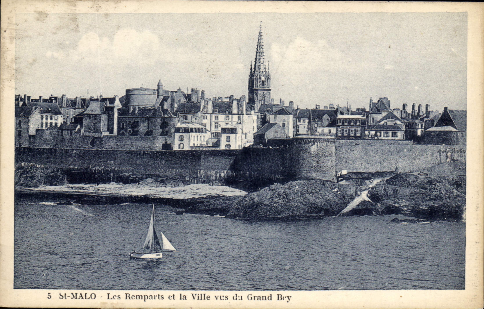 CPA Saint Malo Les Remparts et la Ville vus du Grand Bey