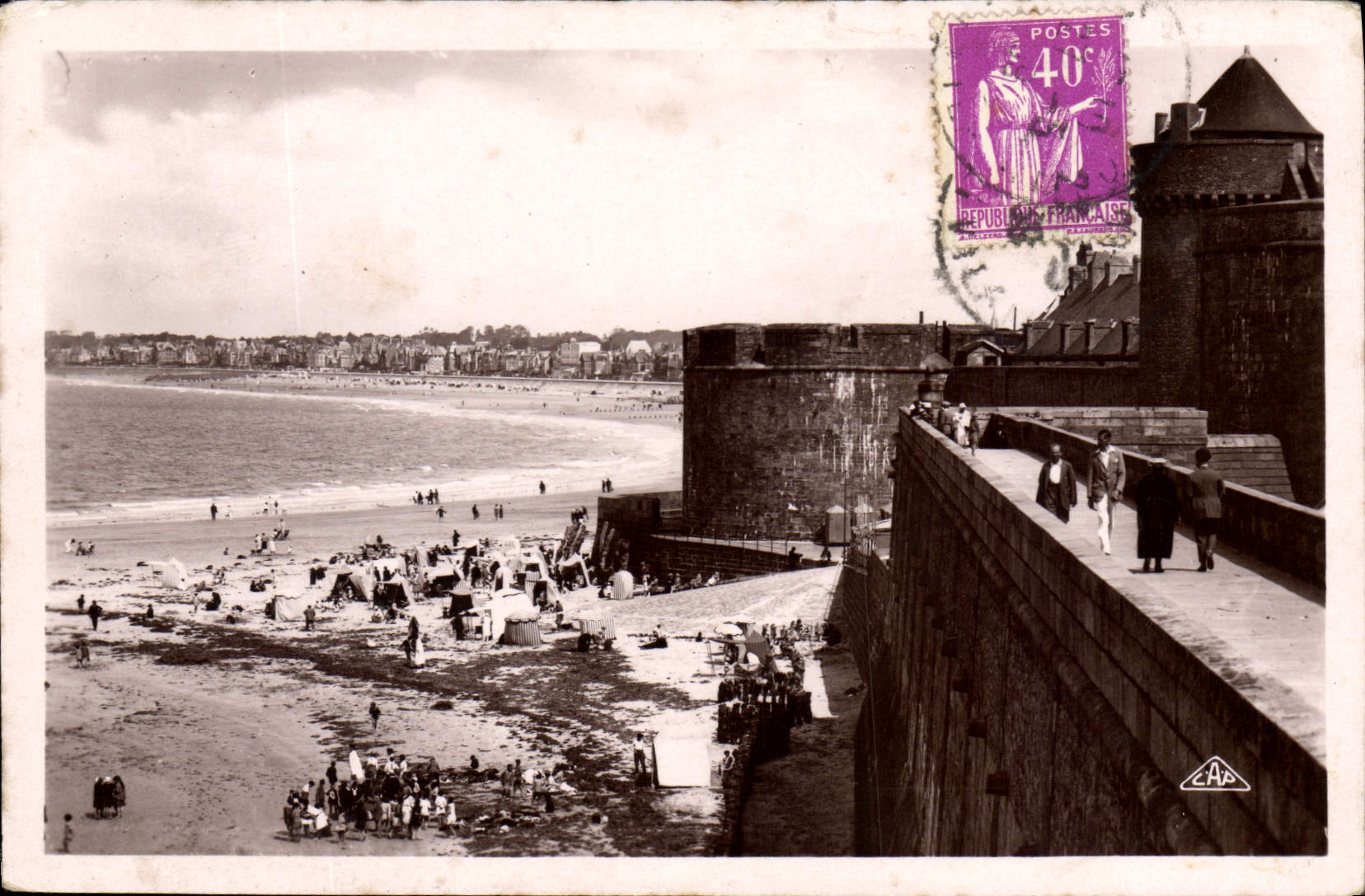 CPA Saint Malo Les Remparts le Chateu et la Plage des Bains