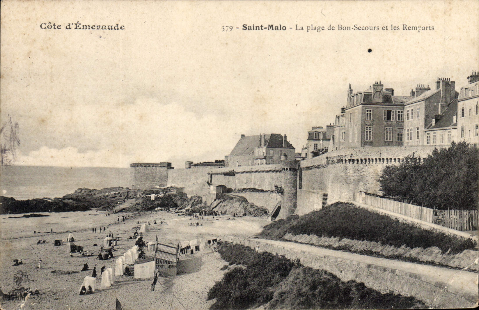 CPA Saint Malo Cote d'Emeraude La Plage de Bon Secours et les Remparts
