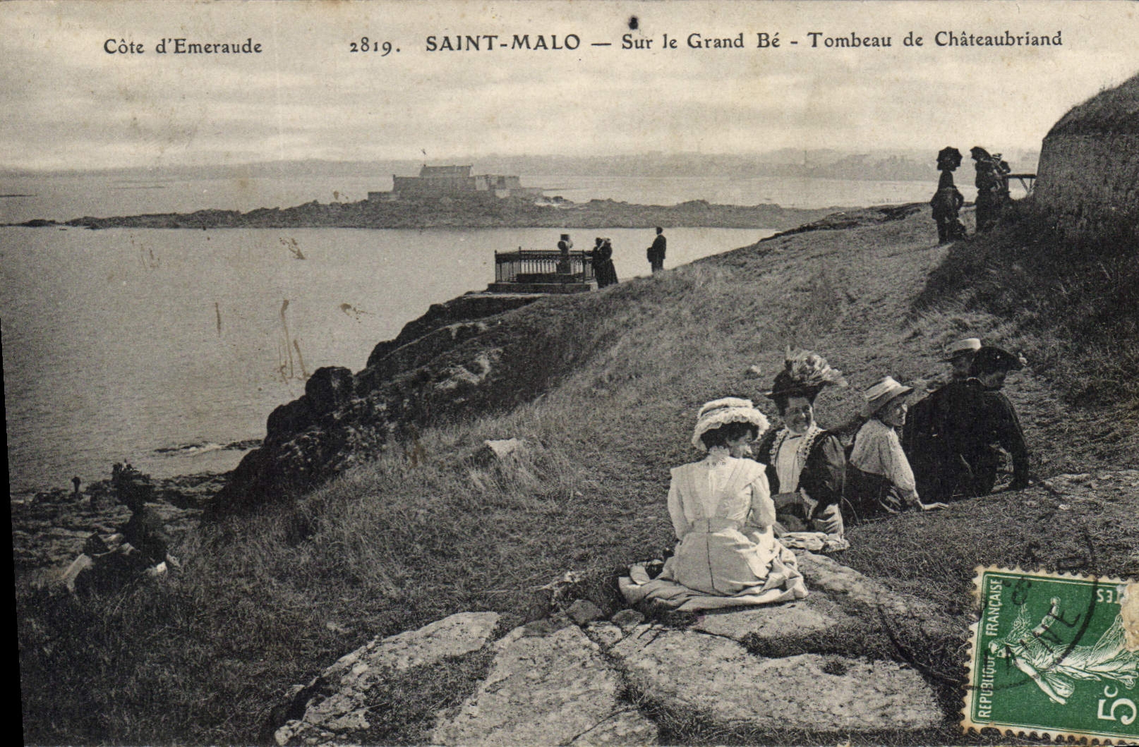CPA Saint Malo cote d'Emeraude Sur le Grand Be Tombeau de Chateaubriand