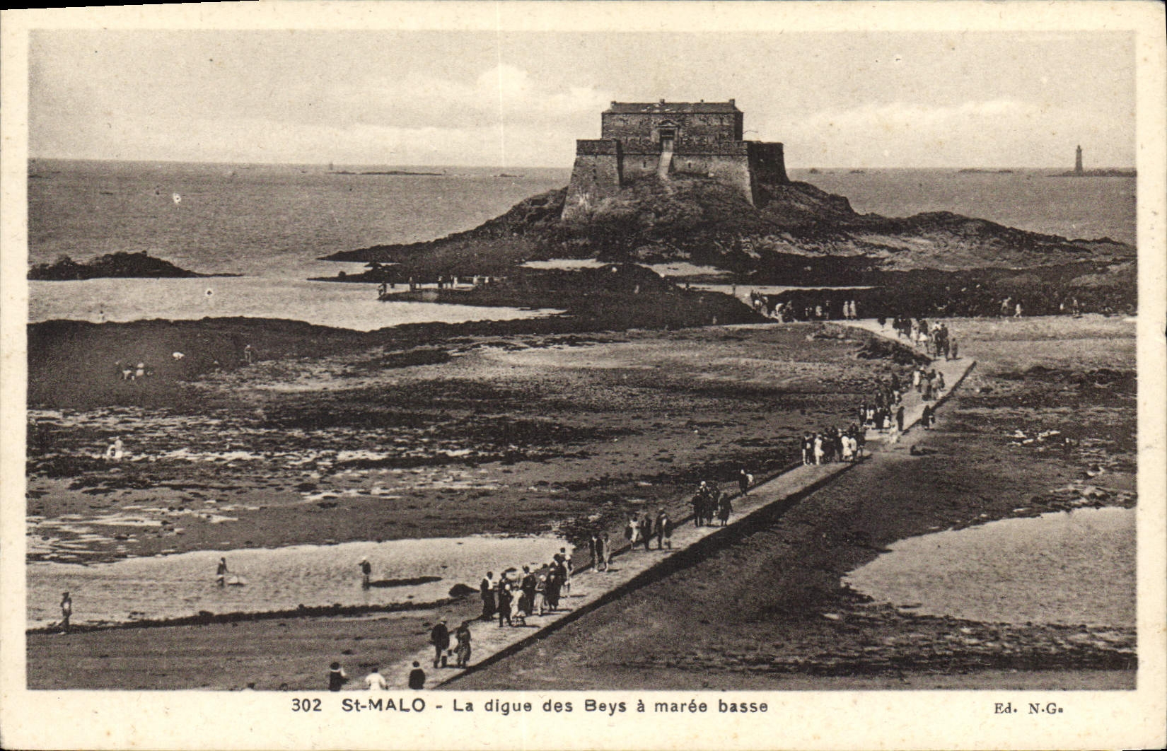 CPA Saint Malo La digue des Beys a maree basse