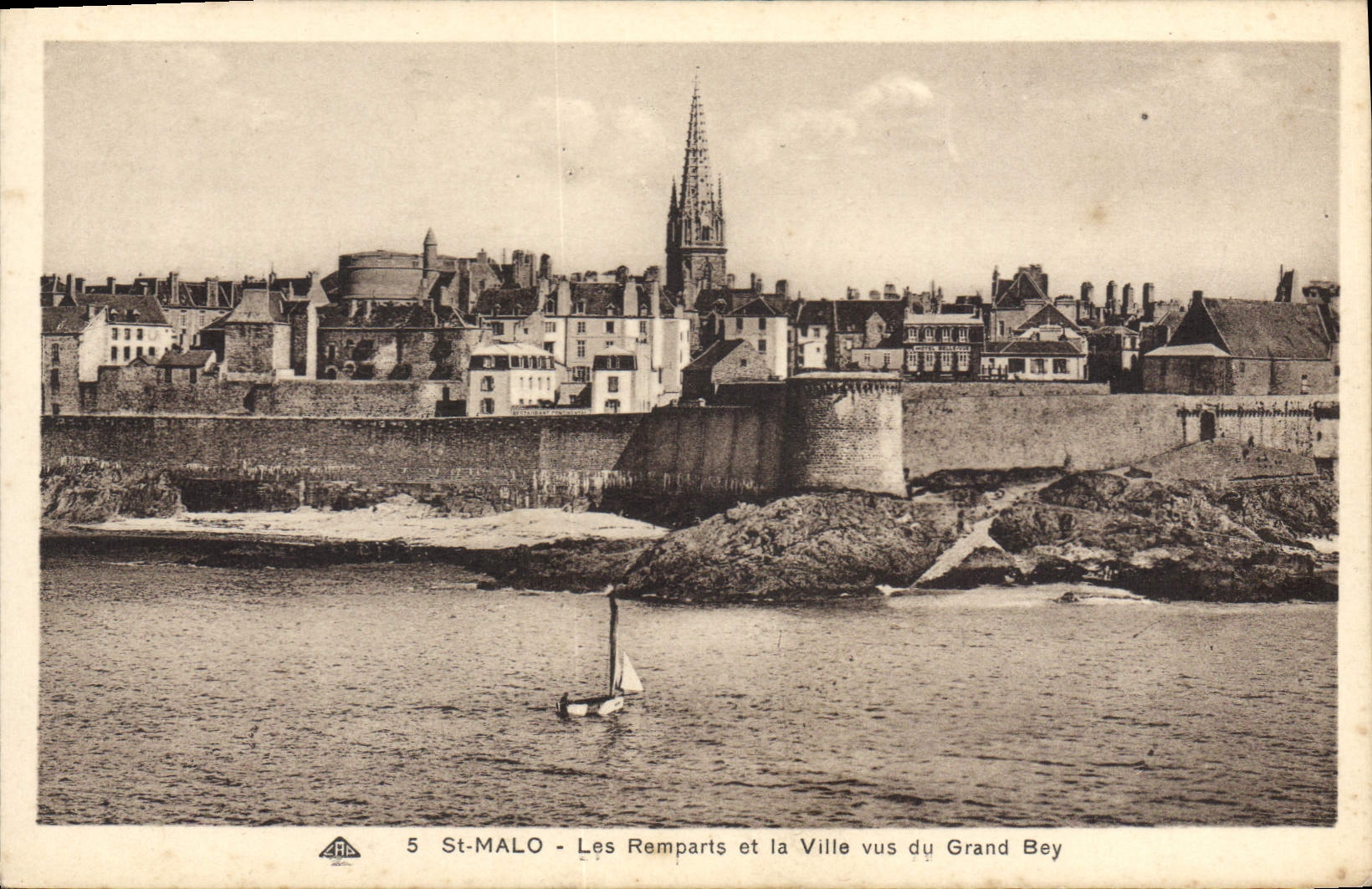 CPA Saint Malo Les Remparts et la Ville vus du Grand Bey