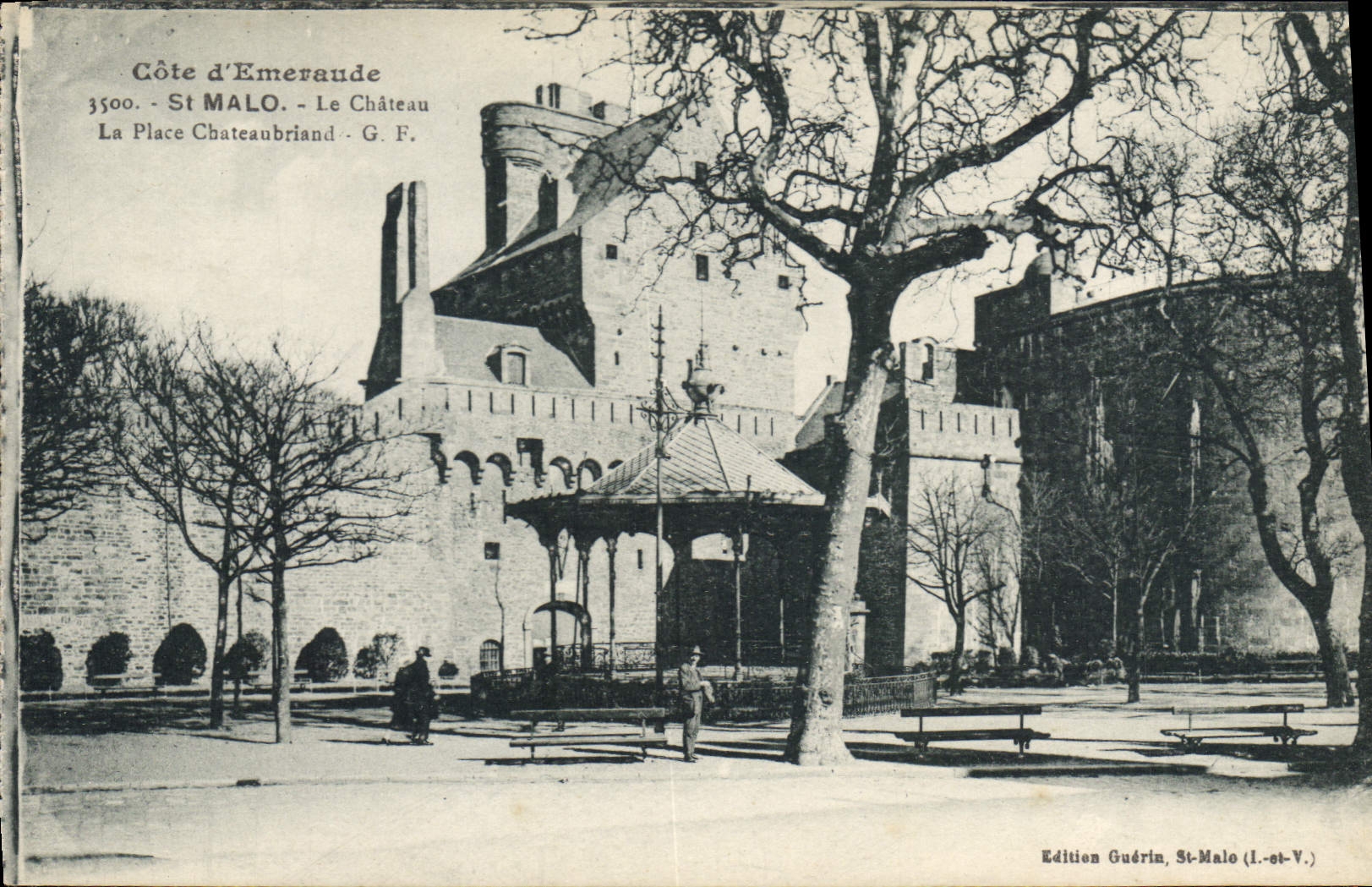 CPA Saint Malo Cote d'Emeraud Le Chateau La Place Chateaubriand