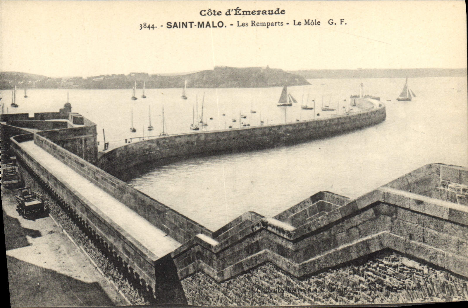 CPA Saint Malo Cote d'Emeraude Les Remparts Le Mole