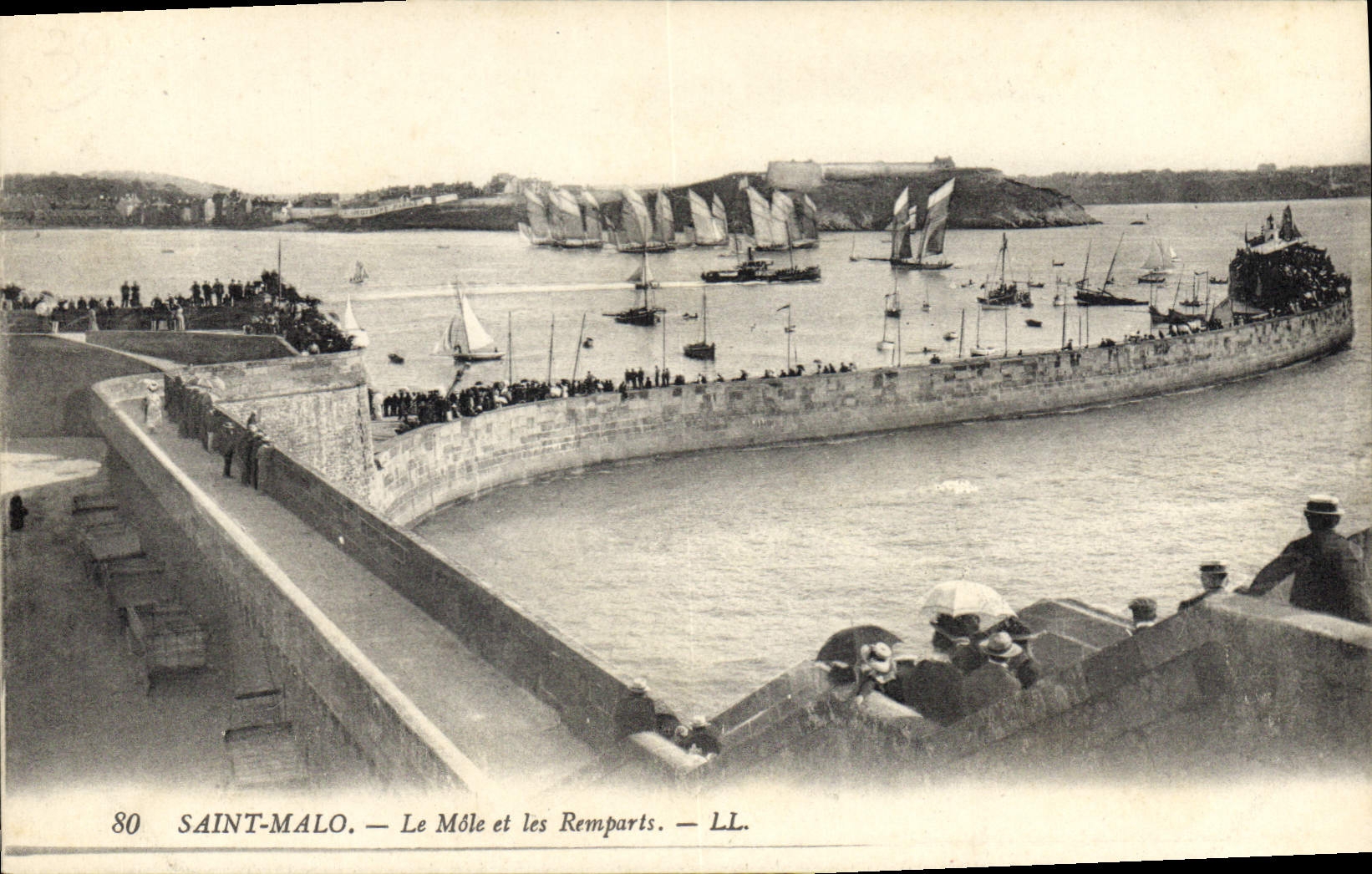 CPA Saint Malo Le Mole et les Remparts