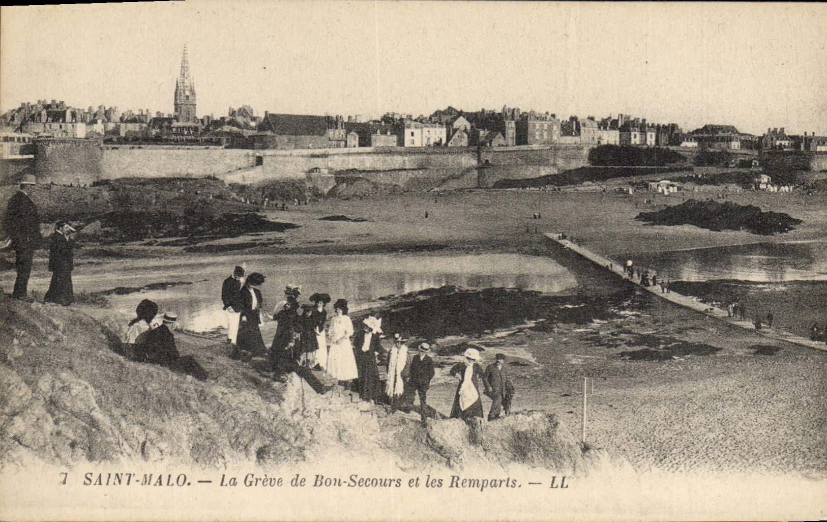 CPA Saint Malo La Greve de Bon Secours et les Remparts
