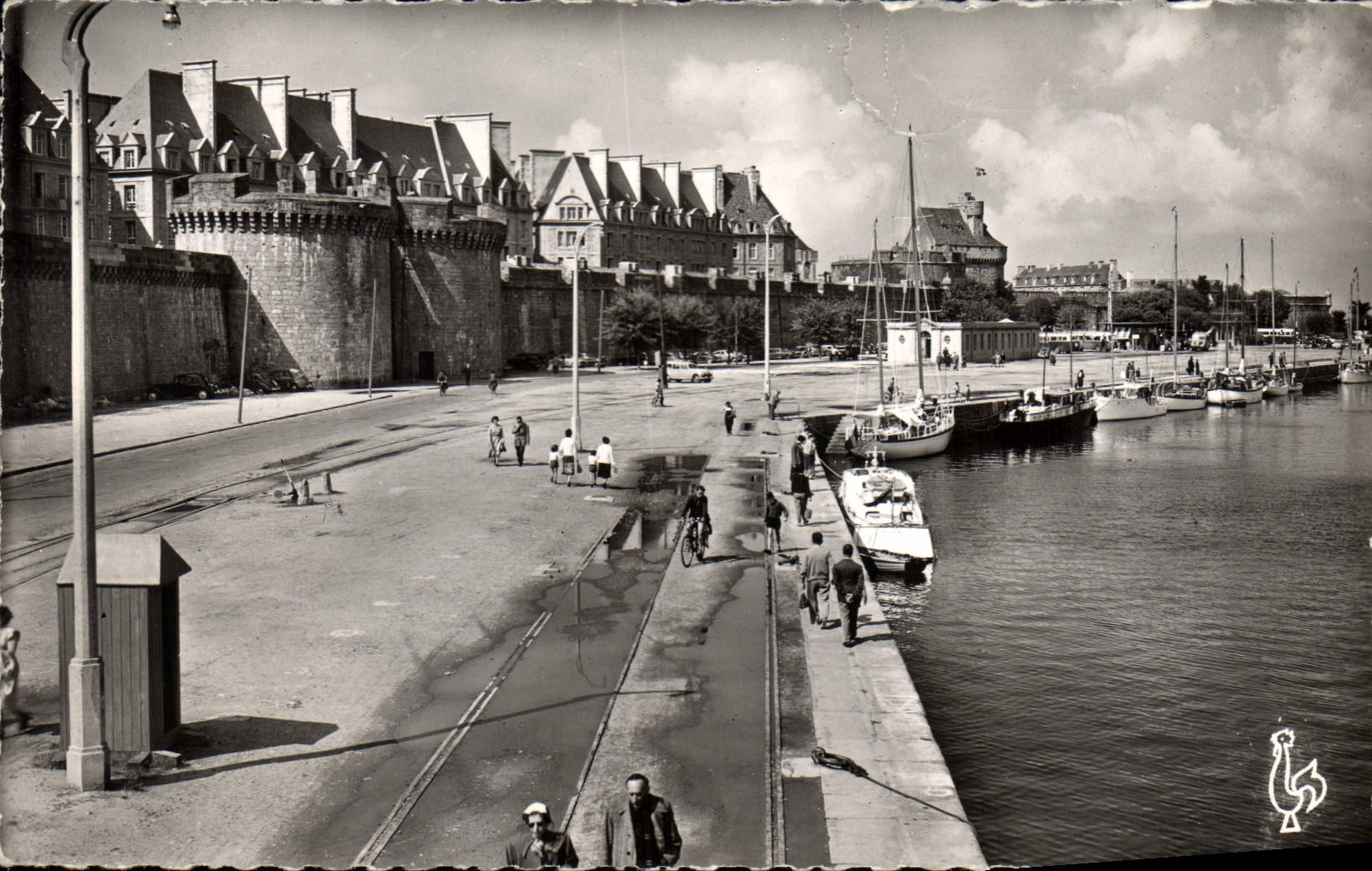 CPA Saint Malo (I et V) Les Remparts La Grande Porte et le Bassin Vauban