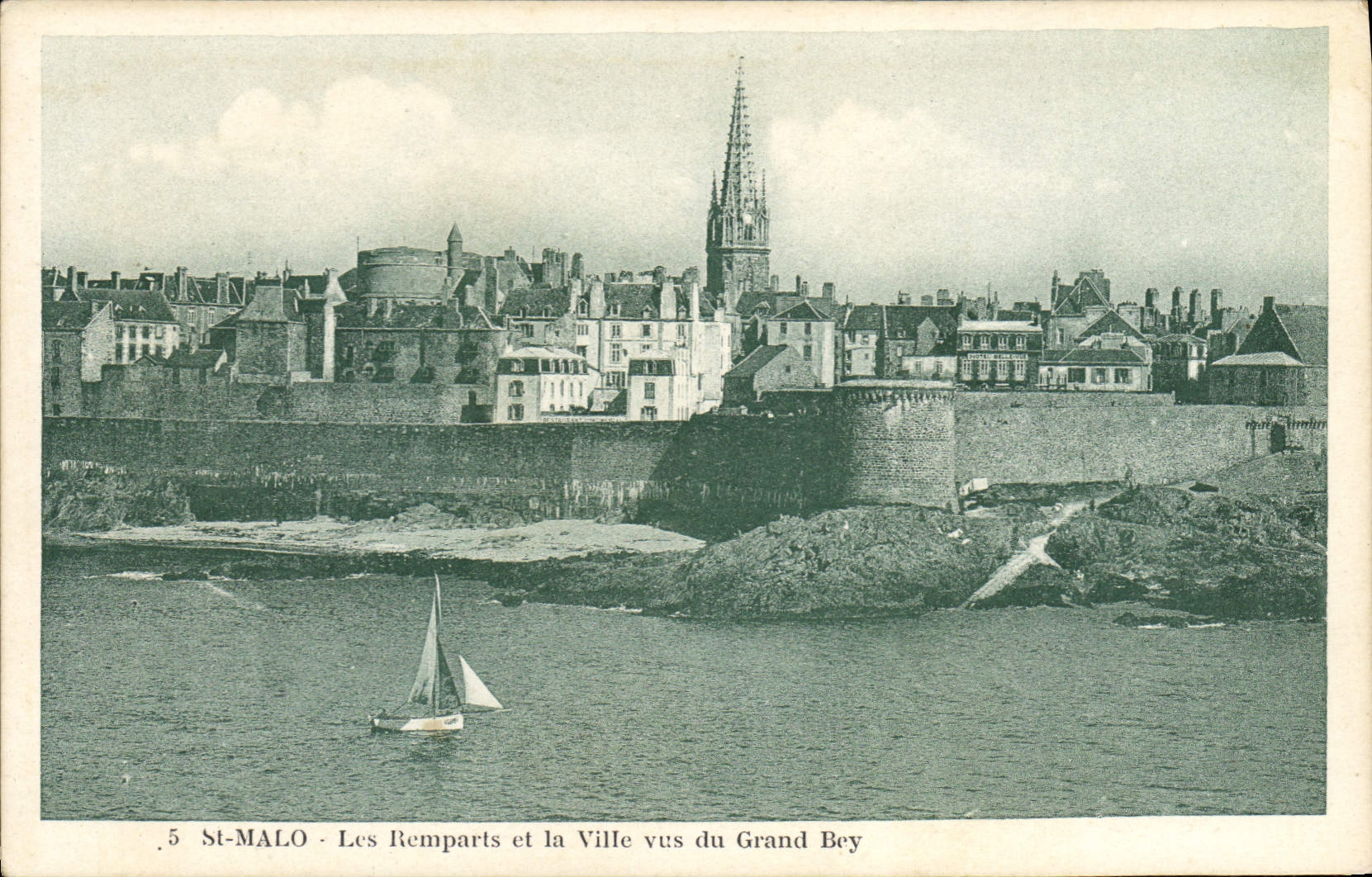 CPA St Malo Les Rempards et la Ville vus du Grand Bey