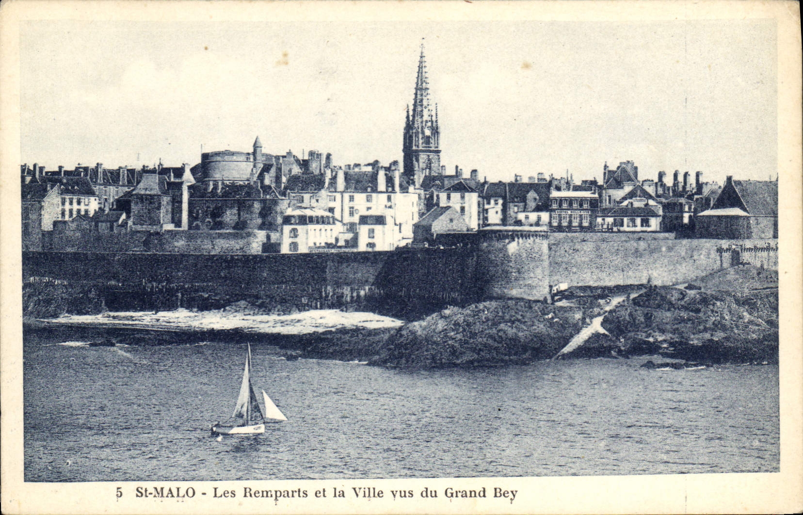 CPA St Malo Les Remparts et la Ville vus du Grand Bey
