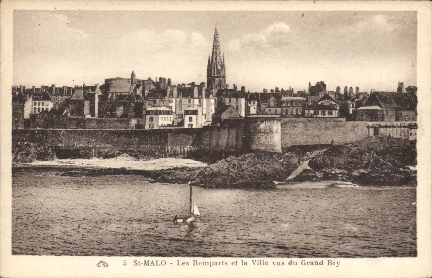 CPA St Malo Les Remparts et la Ville vus du Grand Bey