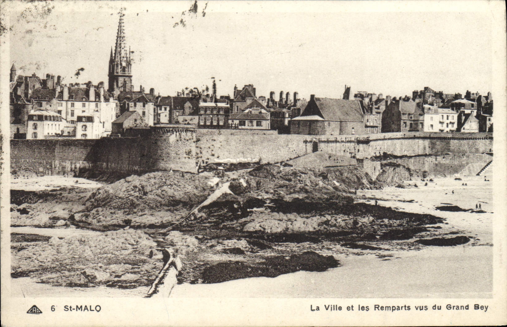CPA Saint Malo La Ville et les Remparts vus du Grand Bey
