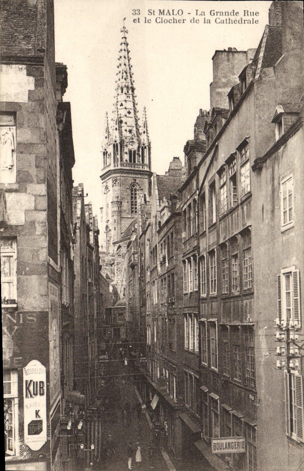 CPA St Malo La Grande Rue et le Clocher de la Cathedrale