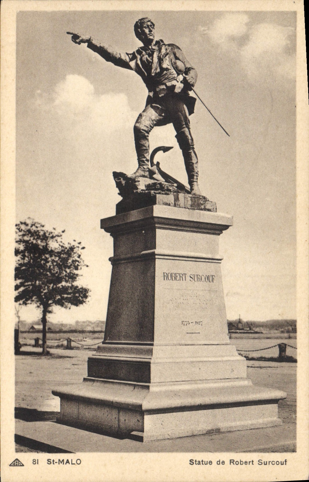 CPA St Malo Statue de Robert Surcouf