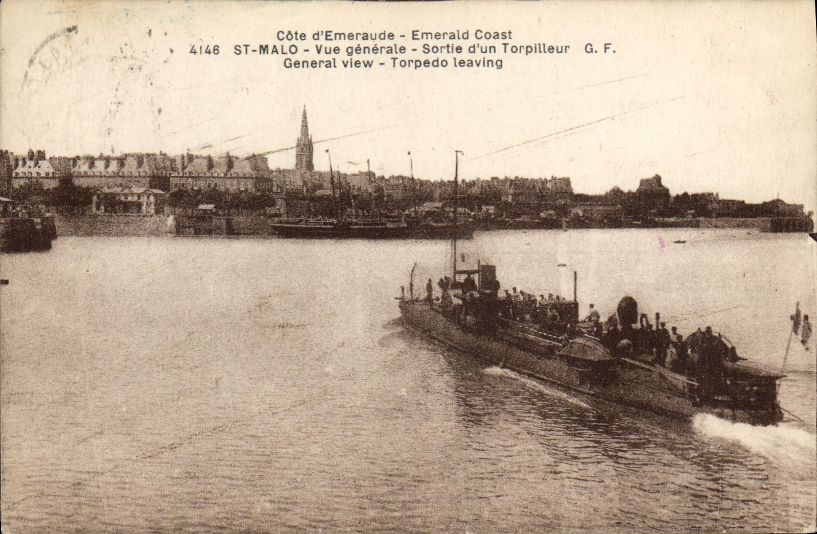 CPA St Malo Vue generale Sortie d'un Torpilleur Bateau