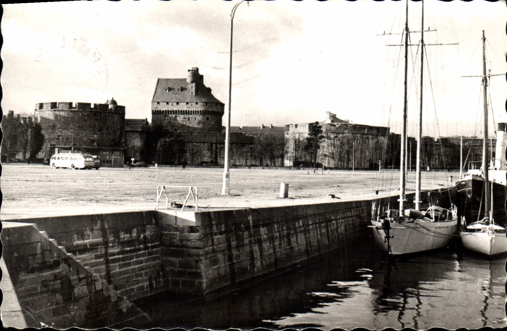 CPA St Malo (I et V) Vue du Donjon et du Bassin des Yechls