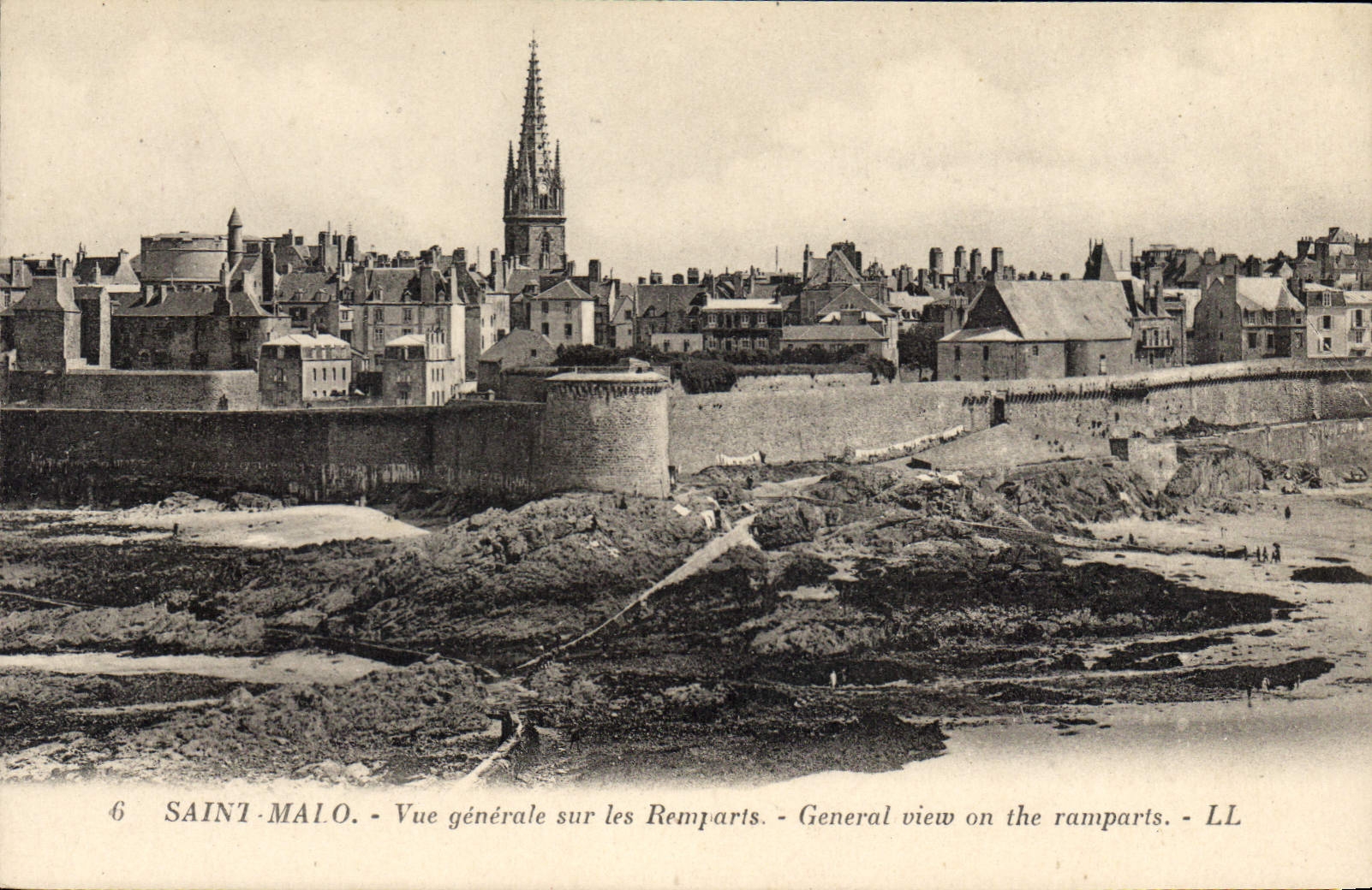CPA St Malo Vue generale sur les Remparts
