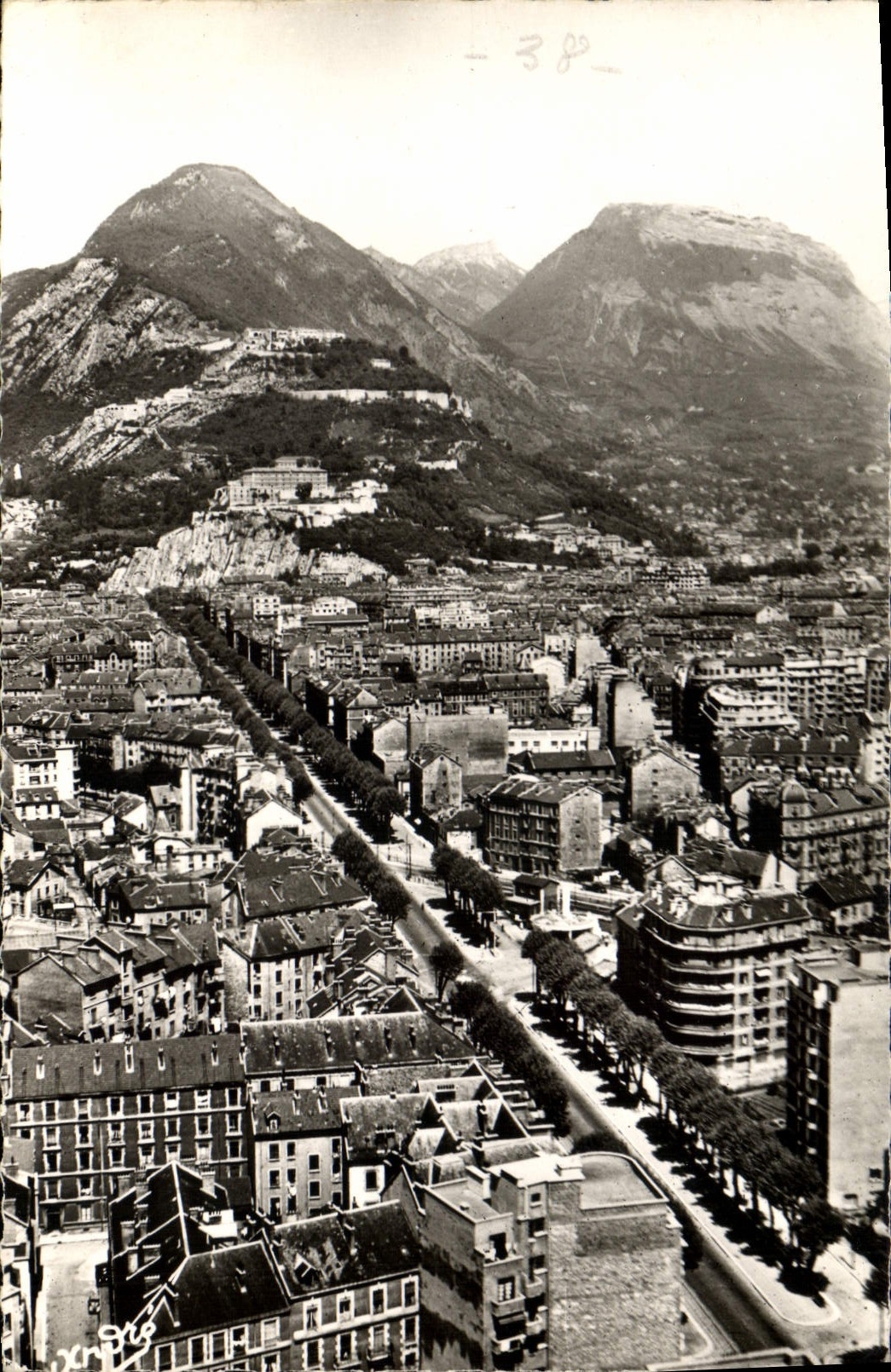 CPA Grenoble Cours Jean Jaures et Massif de la Chartreuse