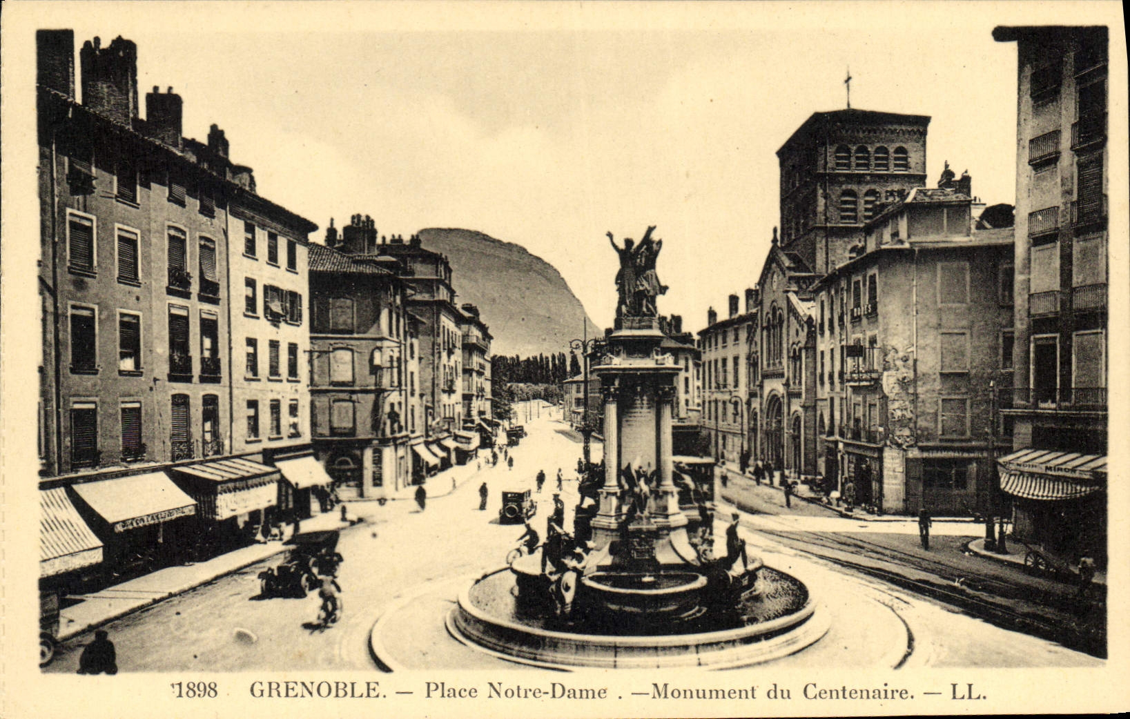 CPA Grenoble Place Notre Dame Monument du Centenaire