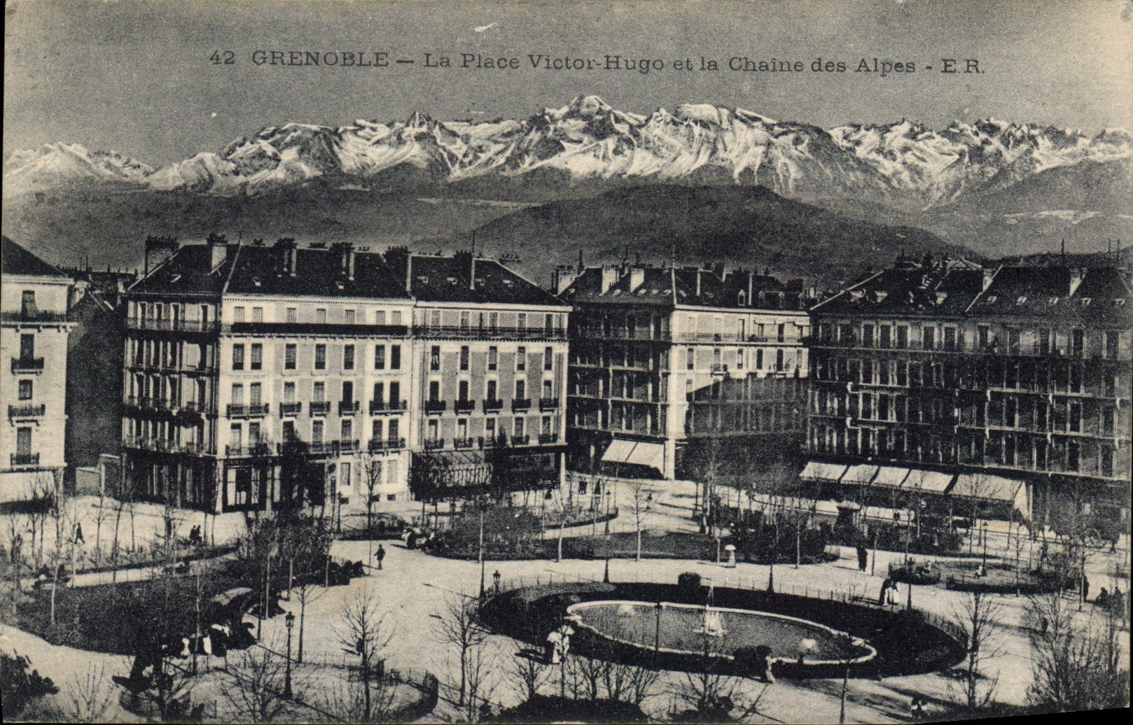 CPA Grenoble La Place Victor Hugo et la Chaine des Alpes