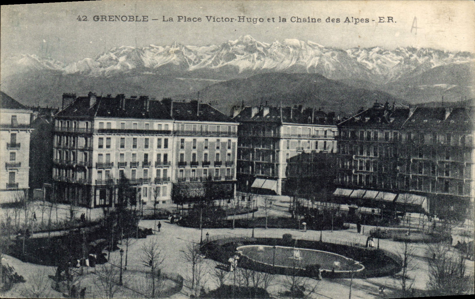CPA Grenoble La Place Victor Hugo et la Chaine des Alpes