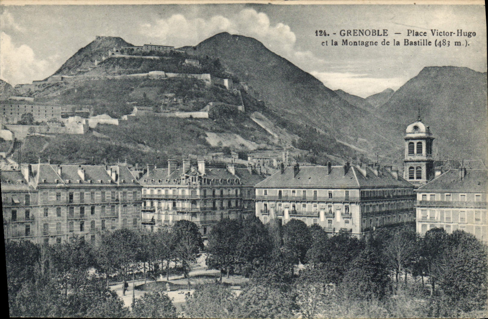 CPA Grenoble Place Victor Hugo et la Montagne de la Bastille