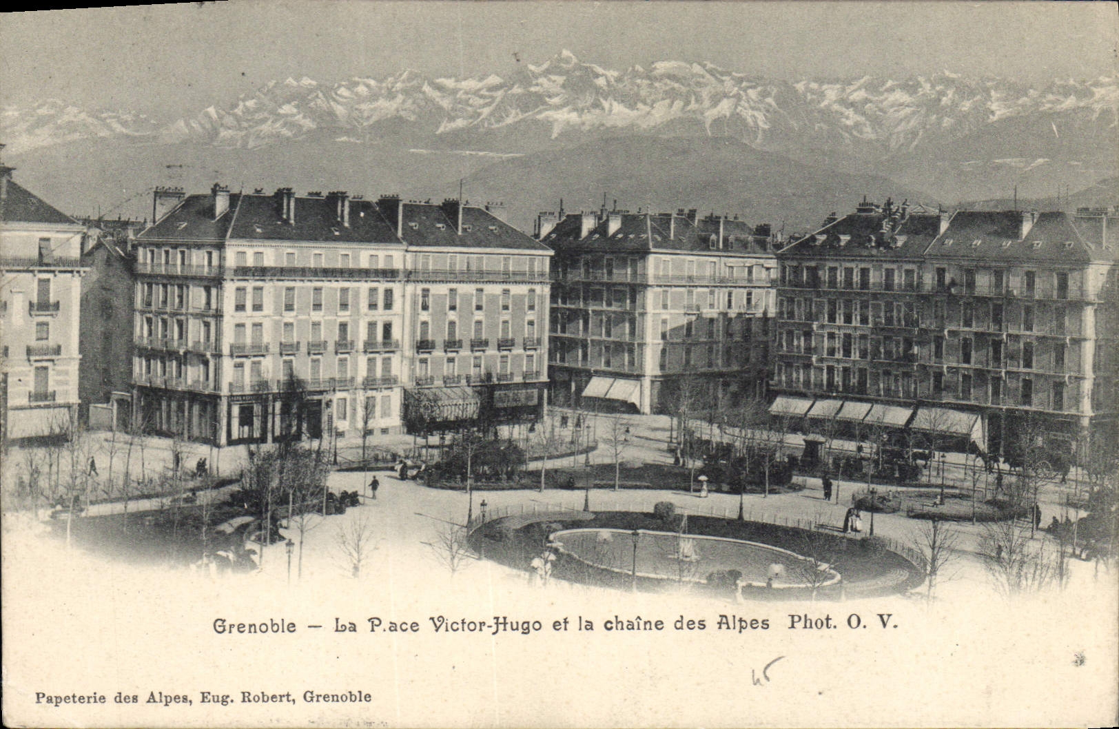 CPA Grenoble La Place Victor Hugo et la chaine des Alpes
