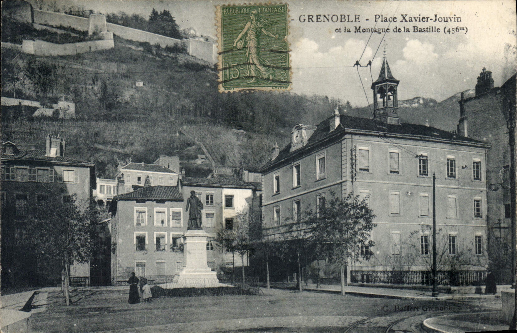CPA Grenoble Place Xavier Jouvin et la Montagne de la Bastille