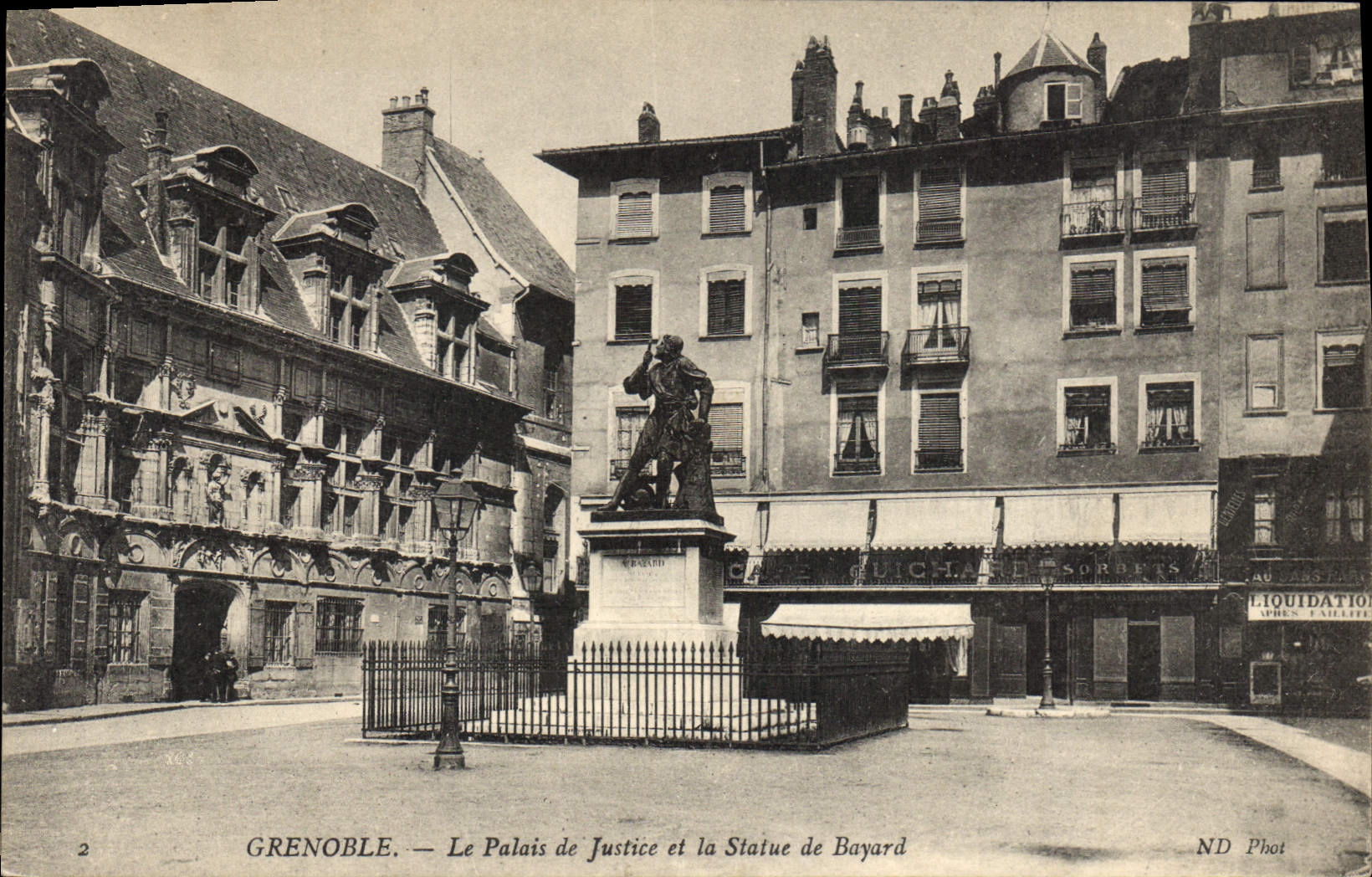 CPA Grenoble Le Palais de Justice et la Statue de Bayard