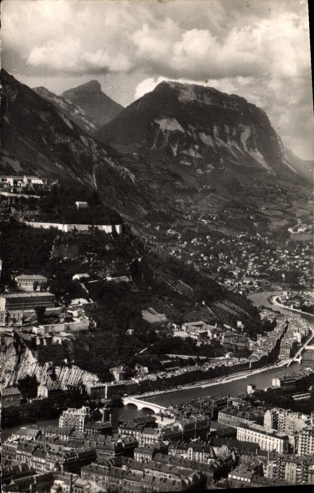 CPA Grenoble Vue aerienne sur la Ville Le Tronche et le Saint Eynard