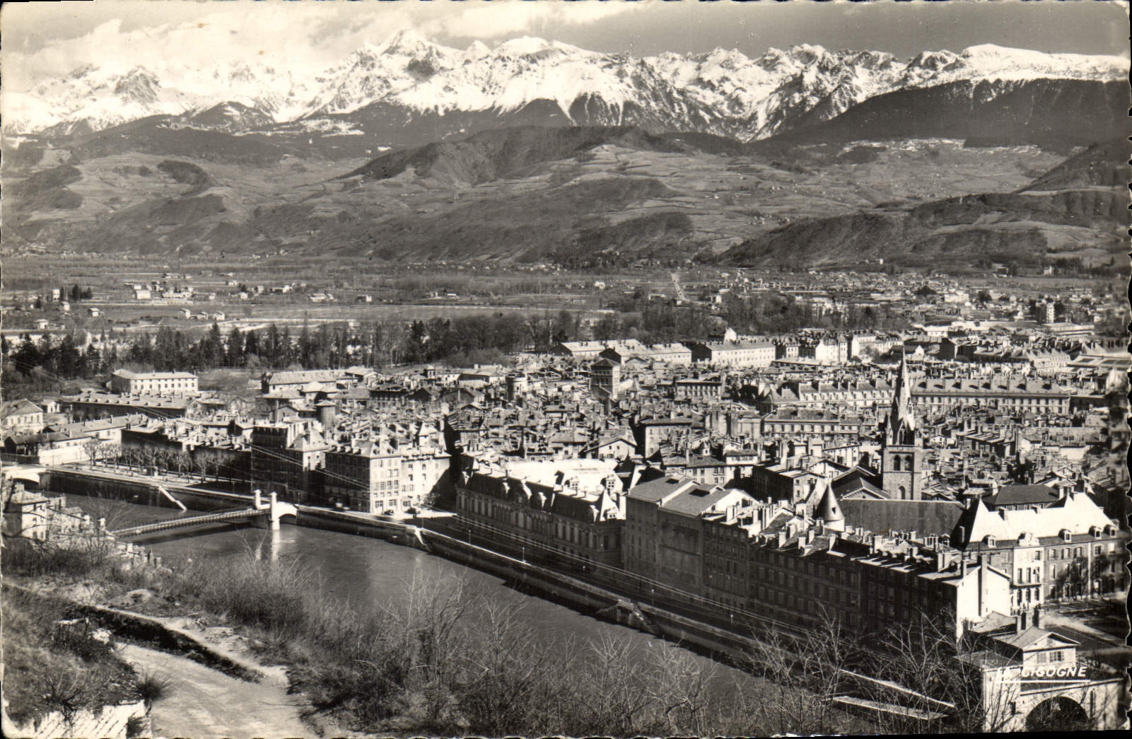 CPA Grenoble (Isere) Vue generale et la Chaine de Belledonne