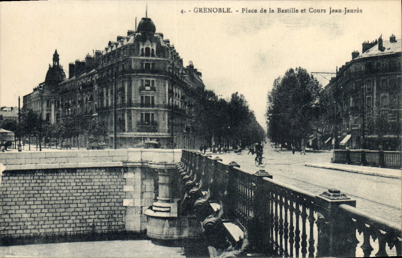 CPA Grenoble Place de la Bastille et Cours Jean Jaures