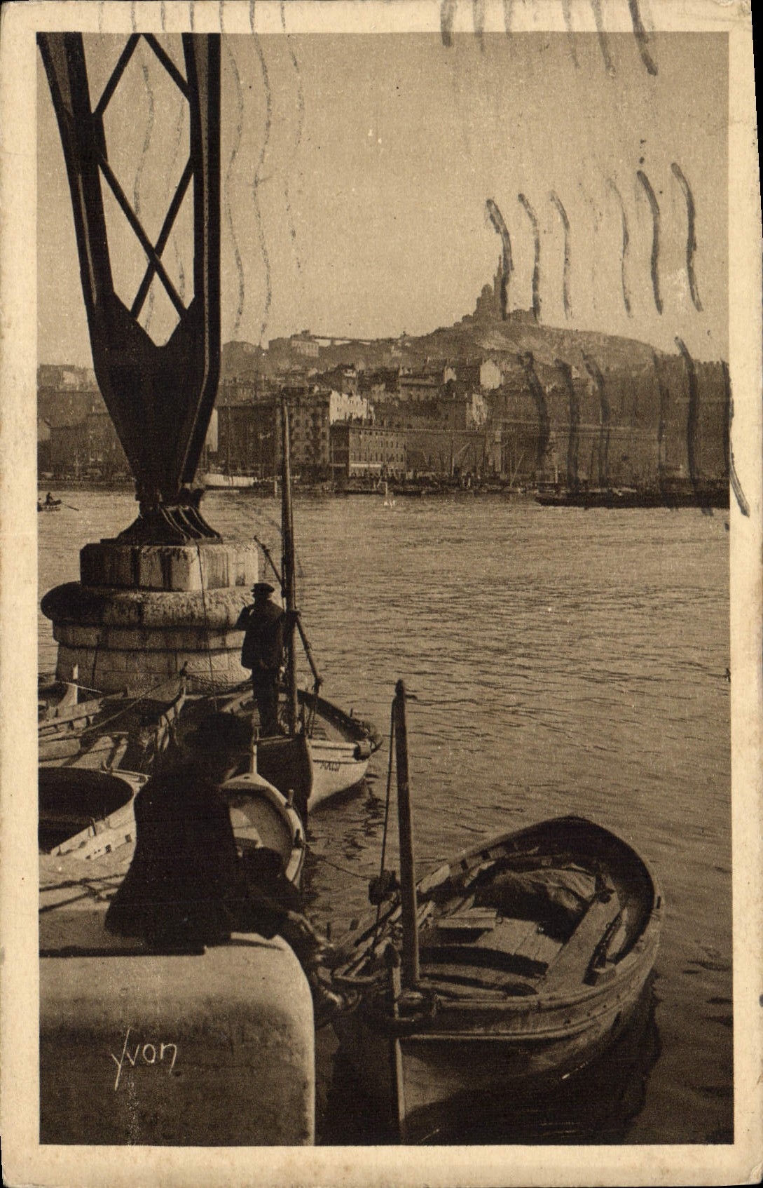 CPA Marseille La douce France Perspective sur Notre Dame de la Garde