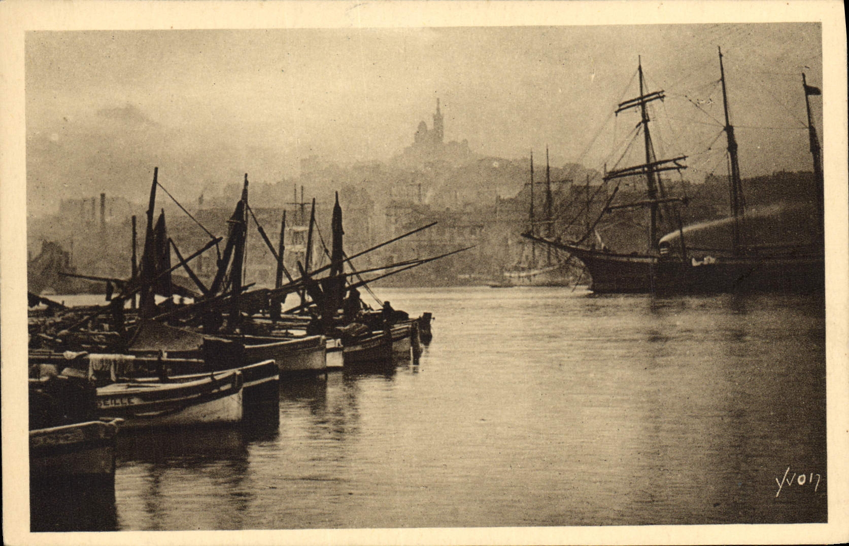 CPA Marseille La douce France (B du R) Un Coin du Vieux Port