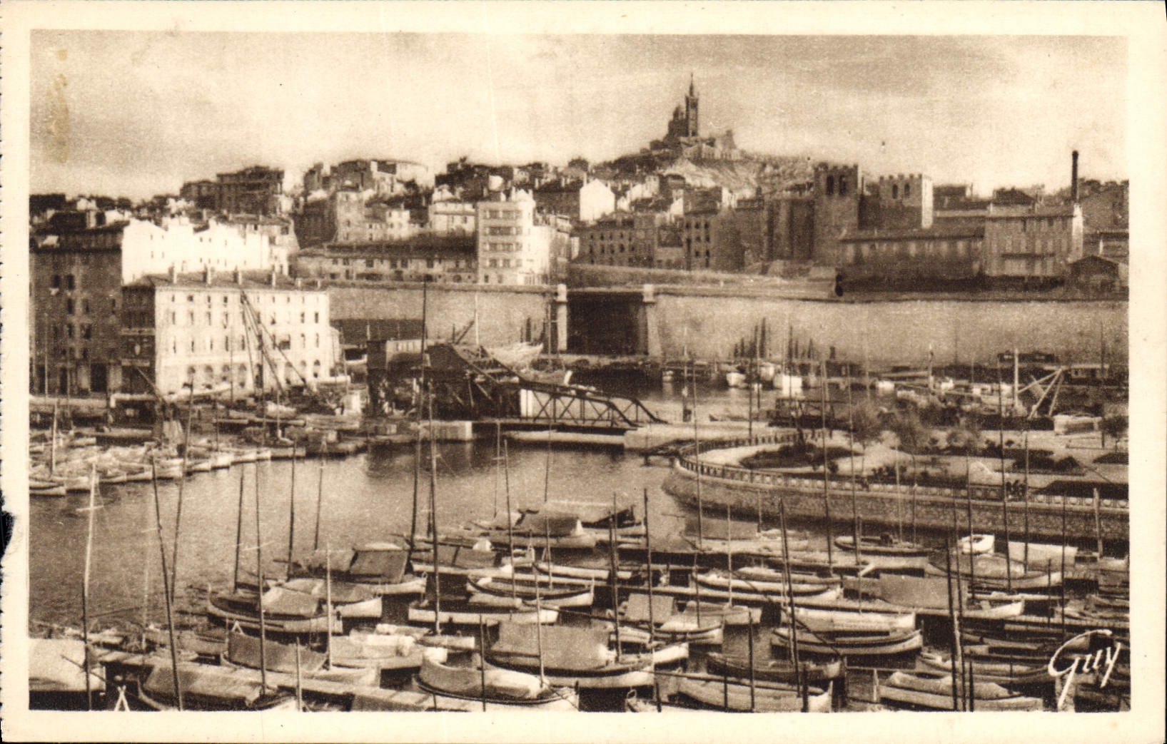 CPA Marseille (B du R) Un coin du Vieux Port et la Colline de N D de la Garde