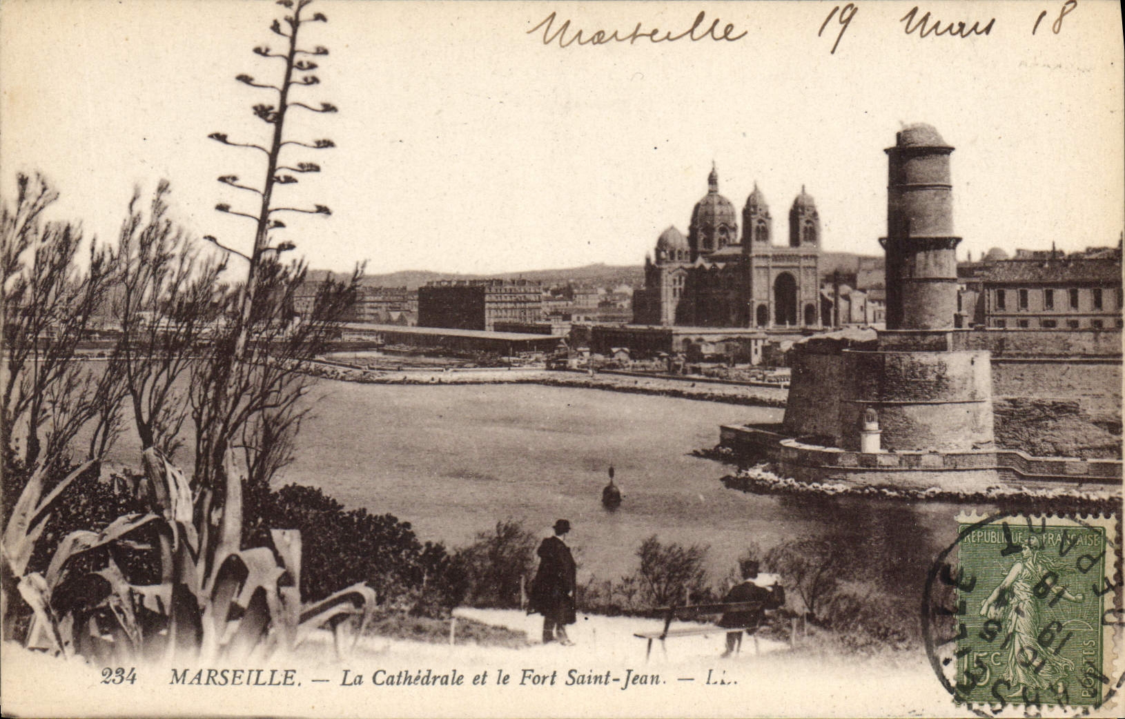 CPA Marseille La Cathedrale et le Fort Saint Jean